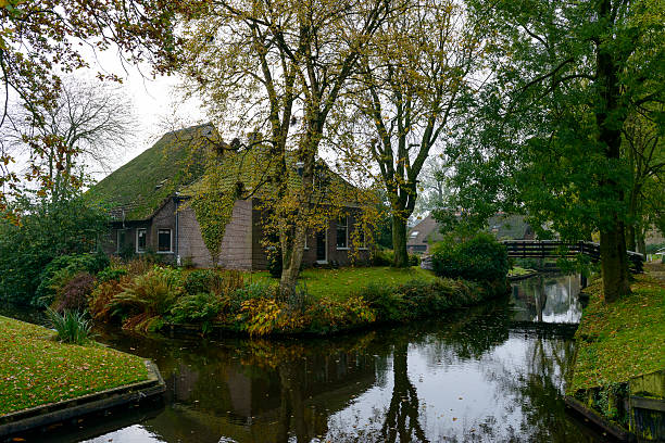 istock Giethoorn cottage 181066101