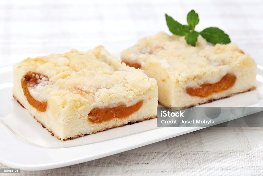 Torta di formaggio a fiocchi con albicocche - Foto stock royalty-free di Albicocca