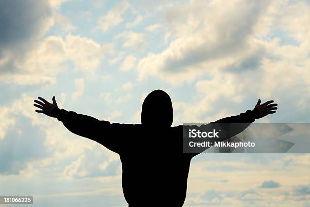 男性空と腕を上げる - 1人のストックフォトや画像を多数ご用意 - 1人, シリーズ画像, シルエット