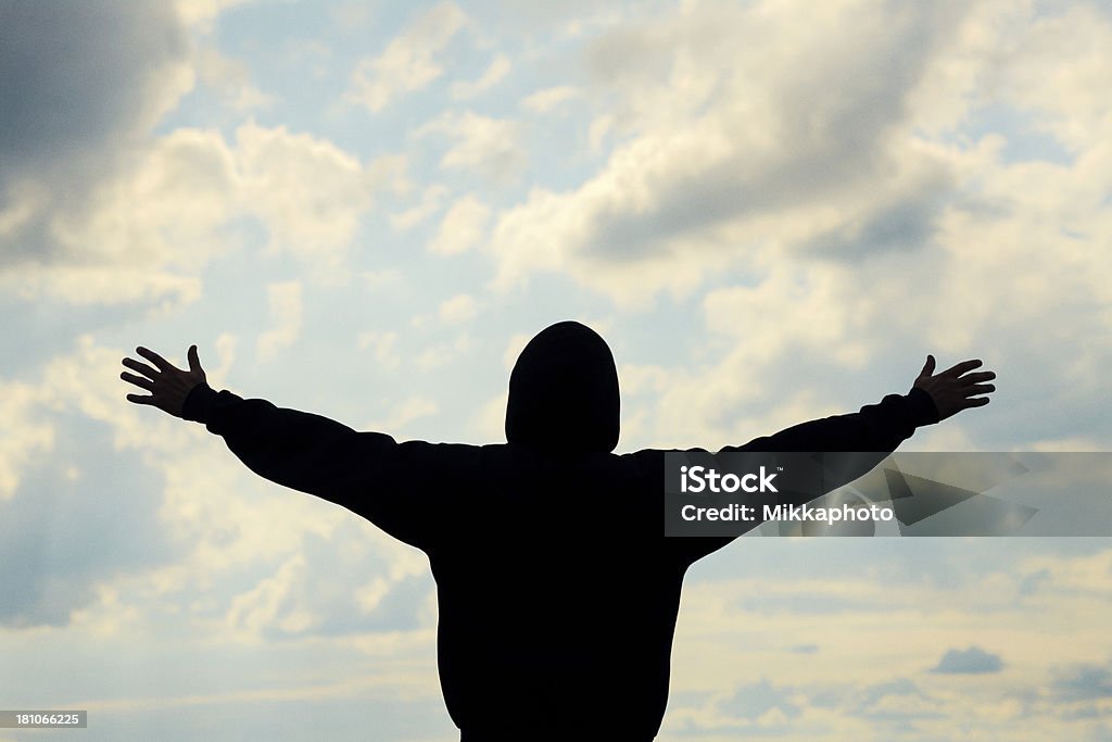 Человек с руки, поднятые в небо - Стоковые фото Благополучие роялти-фри