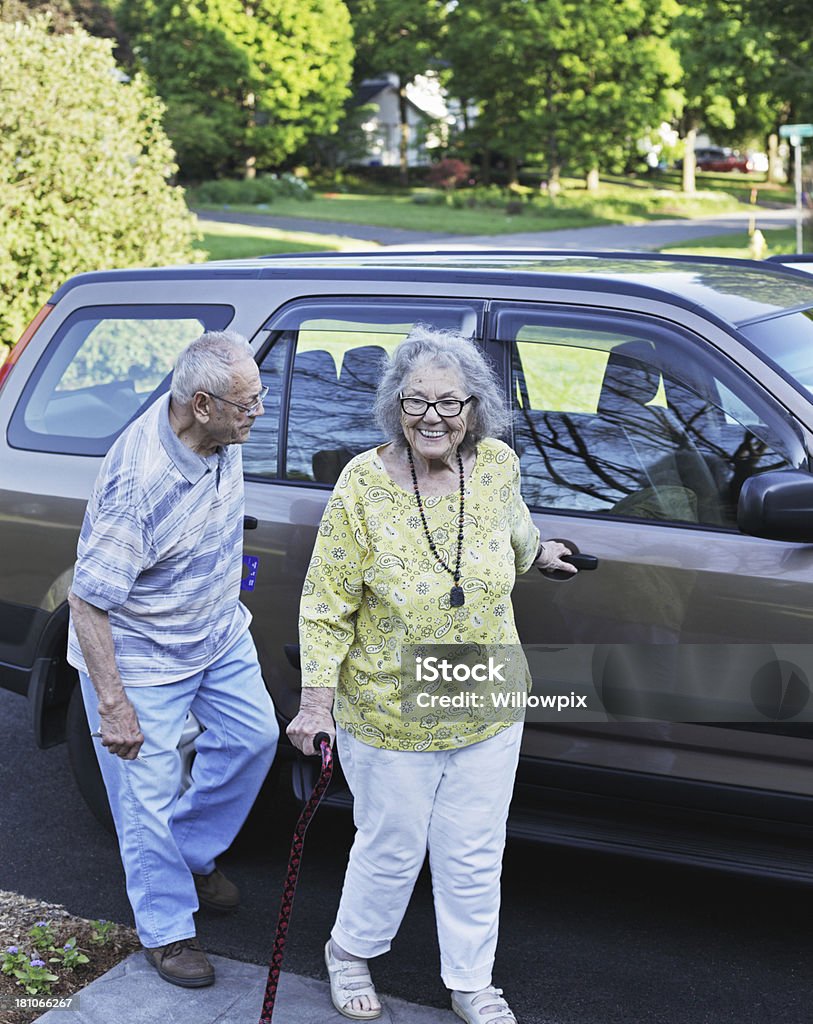 Coppia di anziani a casa dopo il viaggio in auto - Foto stock royalty-free di Arrivo