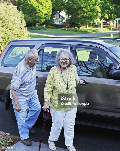 Casal De Idosos Em Casa Depois De Andar De Carro - Fotografias de stock e mais imagens de Casal Idoso - Casal Idoso, Chegada, Vida Doméstica