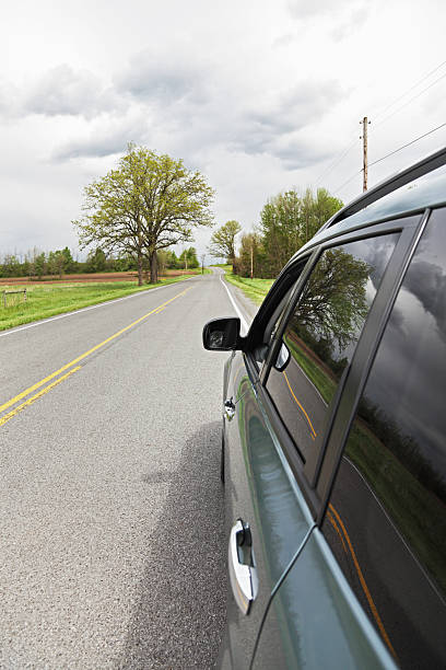시골길 연두빛 도로 여행 - mirror car rural scene diminishing perspective 뉴스 사진 이미지
