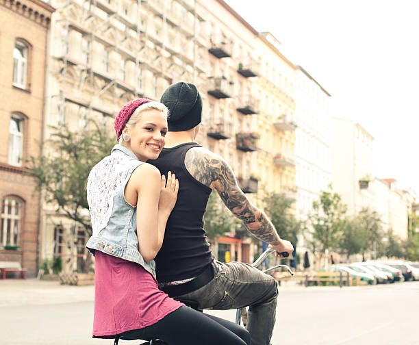 casal jovem com bicicleta - cycling bicycle hipster urban scene imagens e fotografias de stock