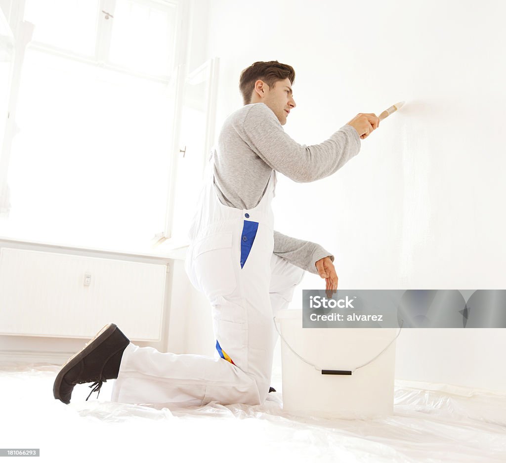 Homem pintando um apartamento - Foto de stock de 25-30 Anos royalty-free