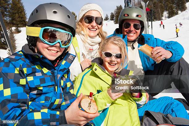 Foto de Esqui Para A Família e mais fotos de stock de Esqui - Equipamento esportivo - Esqui - Equipamento esportivo, Esqui - Esqui e snowboard, Sanduíche