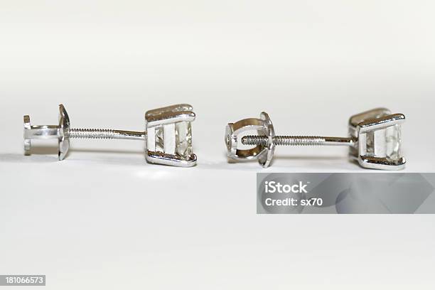 Screwback Pendientes De Diamantes Foto de stock y más banco de imágenes de Aniversario - Aniversario, Blanco - Color, Carbón