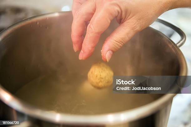 Dokonywanie Matzoh Piłki - zdjęcia stockowe i więcej obrazów Ceremonia - Ceremonia, Domowy, Fotografika