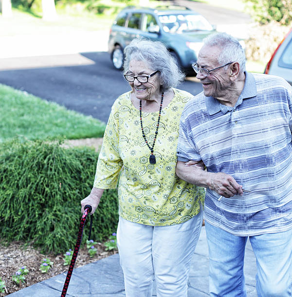 istock Senior Couple Arriving Home After Car Ride 181066991