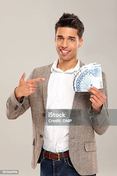 Feliz Joven Apuntando En Dinero En La Mano Foto de stock y más banco de imágenes de Felicidad - Felicidad, Ganar dinero, Moneda de la Unión Europea