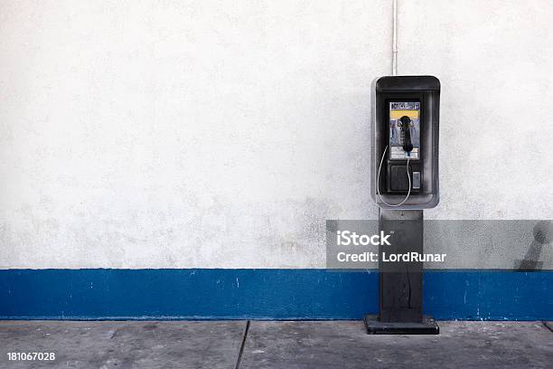 Z Automatów Telefonicznych - zdjęcia stockowe i więcej obrazów Automat telefoniczny - Automat telefoniczny, Budka telefoniczna, Ściana