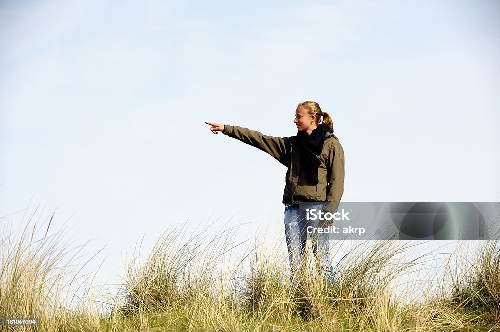 Menina adolescente apontando em algo à distância - Foto de stock de 16-17 Anos royalty-free