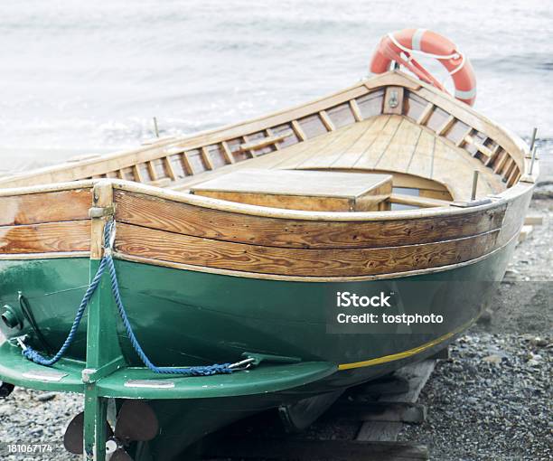 Photo libre de droit de Vieux Bateau Traditionnel banque d'images et plus d'images libres de droit de Bateau à rames - Bateau à rames, Eau, En bois