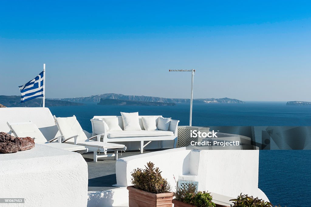 Divano e una sedia a sdraio su una terrazza con vista oceano, Santorini - Foto stock royalty-free di Albergo