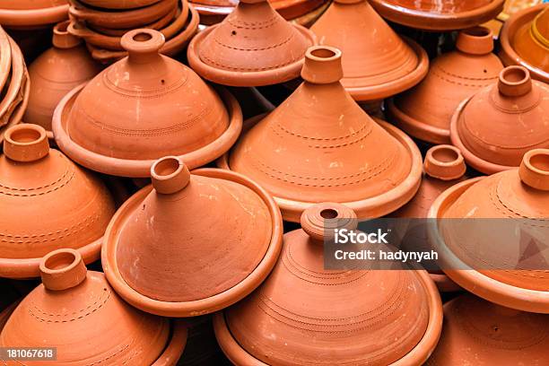 Marroquino Tajine Nassas Em Uma Feira Árabe Ao Ar Livre Em Marraquexe - Fotografias de stock e mais imagens de Arte e Artesanato - Arte visual