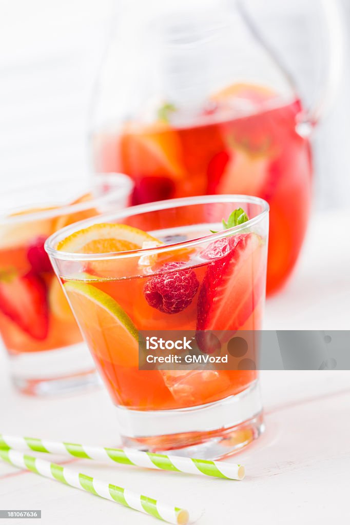 Punch alla frutta con fragole lamponi arancione e Lime - Foto stock royalty-free di Alchol