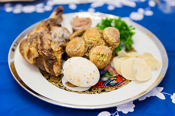 um prato usado em sedher pessach judaico completo de comida tradicional. - seder plate horizontal blue white - fotografias e filmes do acervo