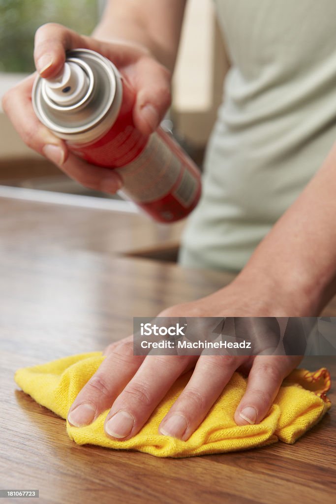 Frau Polieren Holz Oberfläche mit Duster - Lizenzfrei Spraydose Stock-Foto