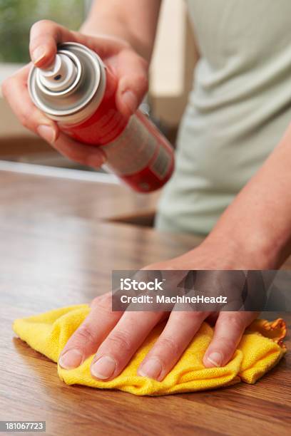 Frau Polieren Holz Oberfläche Mit Duster Stockfoto und mehr Bilder von Spraydose - Spraydose, Sprühen, Küchenarbeitsplatte