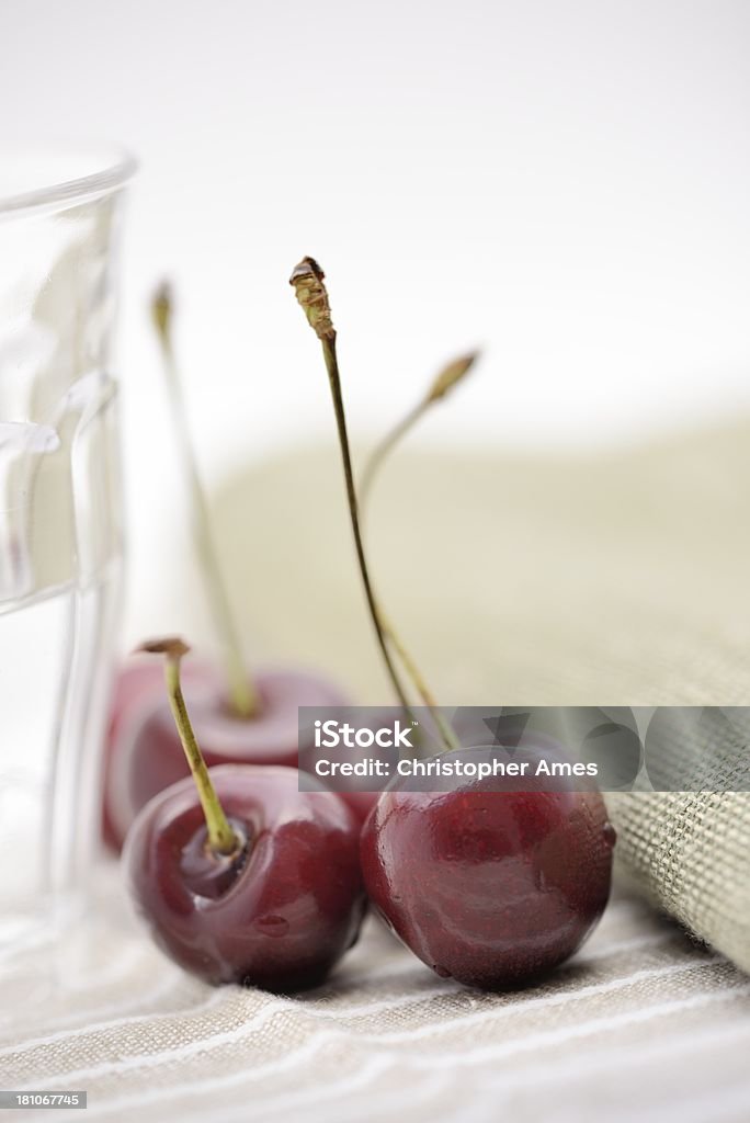 Органические вишнями на столе - Стоковые фото Без людей роялти-фри