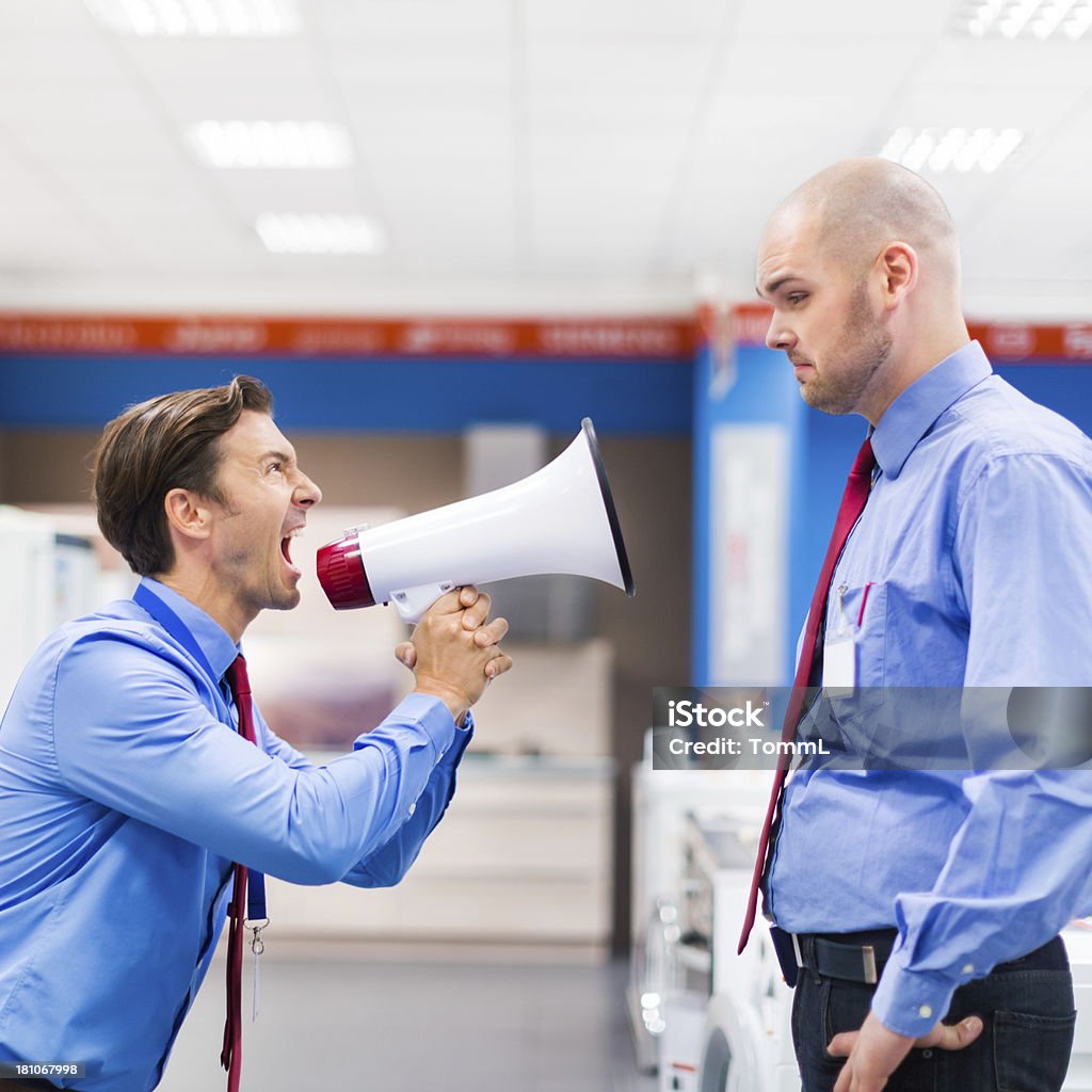 Chefe com megafone Scolding um funcionário - Foto de stock de Equipe Doméstica royalty-free