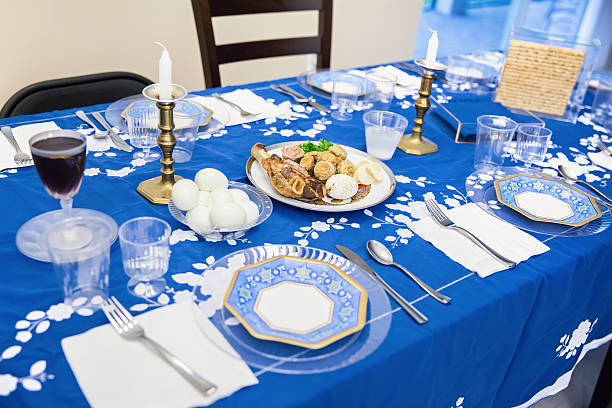 traditionelle pessach seder tisch - passover seder seder plate table stock-fotos und bilder