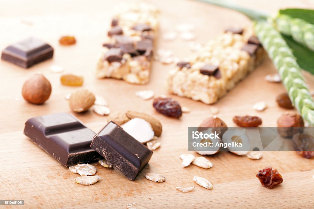 Barre de céréales au chocolat et aux amandes, noix et raisins secs - Photo de Aliment libre de droits