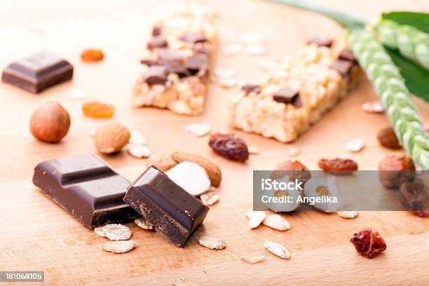 Photo libre de droit de Barre De Céréales Au Chocolat Et Aux Amandes Noix Et Raisins Secs banque d'images et plus d'images libres de droit de Aliment