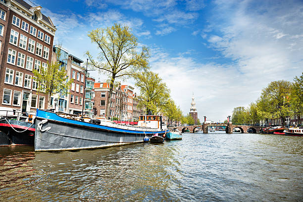 istock Amsterdam canal, Munttoren (tower) in Centrum 181068119