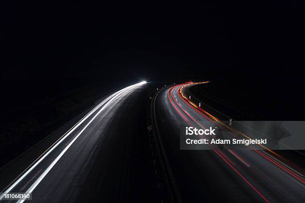 Foto de Na Estrada e mais fotos de stock de Ajardinado - Ajardinado, Arbusto, Autoestrada