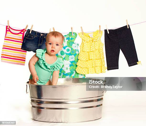 Bebê Menina Brincando Na Banheira - Fotografias de stock e mais imagens de Algodão - Algodão, Banheira, Banheira de Lata