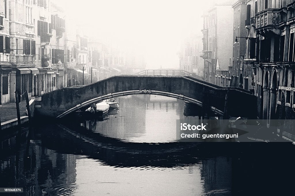 Venezia in una giornata nella nebbia di novembre - Foto stock royalty-free di Città