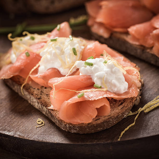 sandwich al salmone affumicato - smoked salmon salt healthy lifestyle cold foto e immagini stock