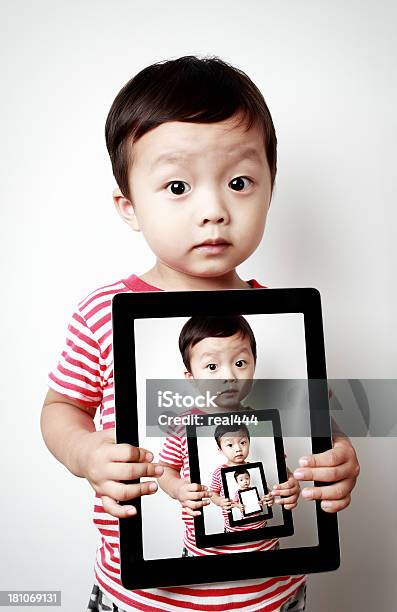 Детей И Планшетный Компьютер — стоковые фотографии и другие картинки Юмор - Юмор, 12-17 месяцев, Азиатского и индийского происхождения