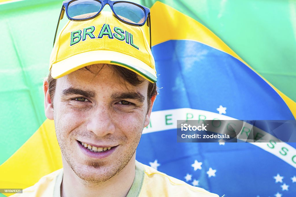 Młody mężczyzna kibica reprezentacji Brazylii - Zbiór zdjęć royalty-free (20-29 lat)