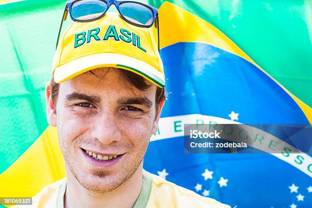 Młody Mężczyzna Kibica Reprezentacji Brazylii - zdjęcia stockowe i więcej obrazów 20-29 lat - 20-29 lat, Adolescencja, Brazylia