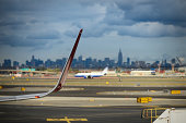 flugzeug-abheben-vom-flughafen-newark-entfernt.jpg?b=1&s=170x170&k=20&c=jvowSsiZujk3jihyN__EccfUqEoHjIWGRYJMwmrWNXU=