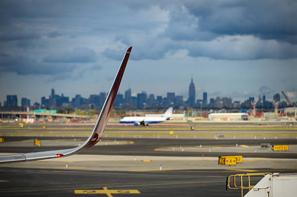 flugzeug abheben vom flughafen newark entfernt - people traveling business travel travel new york city stock-fotos und bilder