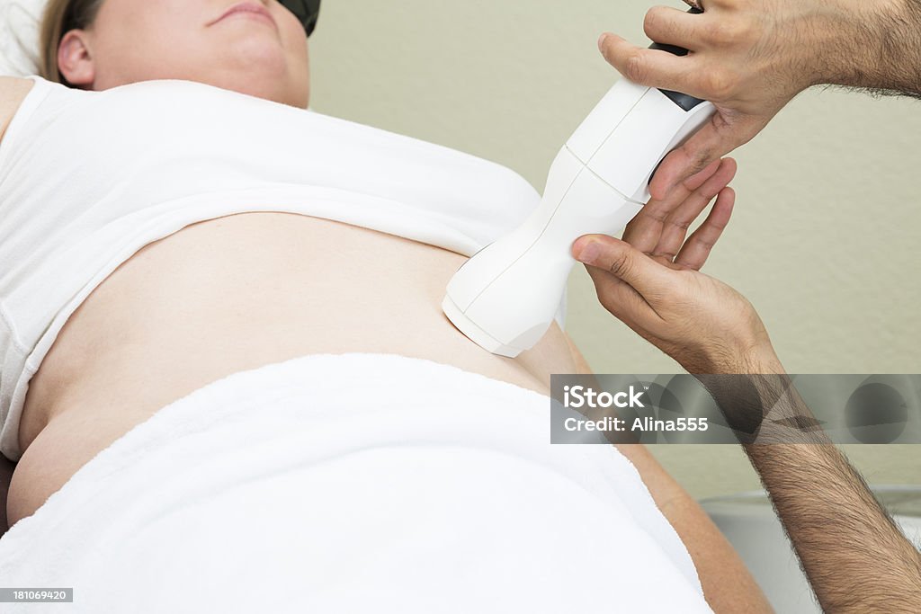 De perda de peso de mulher a fazer o tratamento com laser no salão de Médico - Royalty-free Abdómen Foto de stock