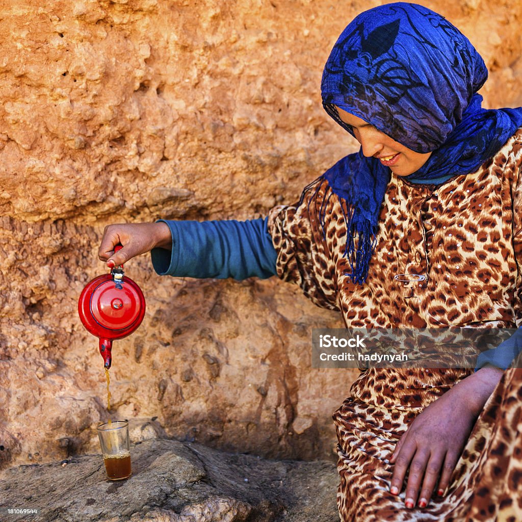 Marokański Dziewczyna Przygotowanie Maghrebi Herbata mennicy. - Zbiór zdjęć royalty-free (Herbata - gorący napój)