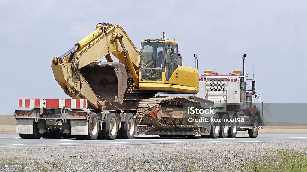 Transport un Excavator - Photo de Transport de marchandises par route libre de droits