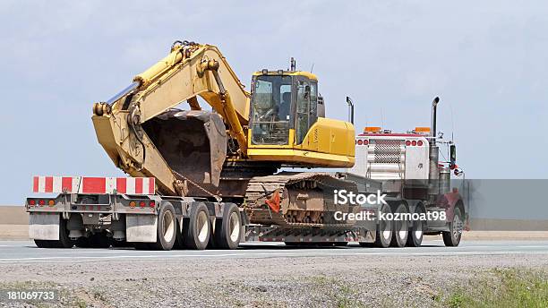 Z Excavator Transportu - zdjęcia stockowe i więcej obrazów Transport samochodowy - Transport samochodowy, Ciężki, Nosić