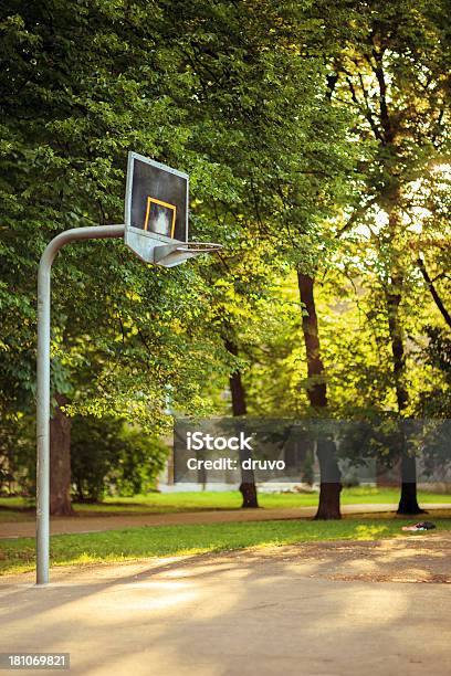 Canasta De Baloncesto En El Parque Foto de stock y más banco de imágenes de Baloncesto - Baloncesto, Campo - Tierra cultivada, Aire libre