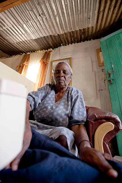 zbliżenie kobiety do szycia, gugulethu, cape town, republika południowej afryki. - south africa waist up indoors image technique zdjęcia i obrazy z banku zdjęć