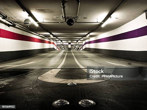 Foto de Garagem De Estacionamento e mais fotos de stock de Círculo - Círculo, Edifício Garagem, Estacionamento de carros