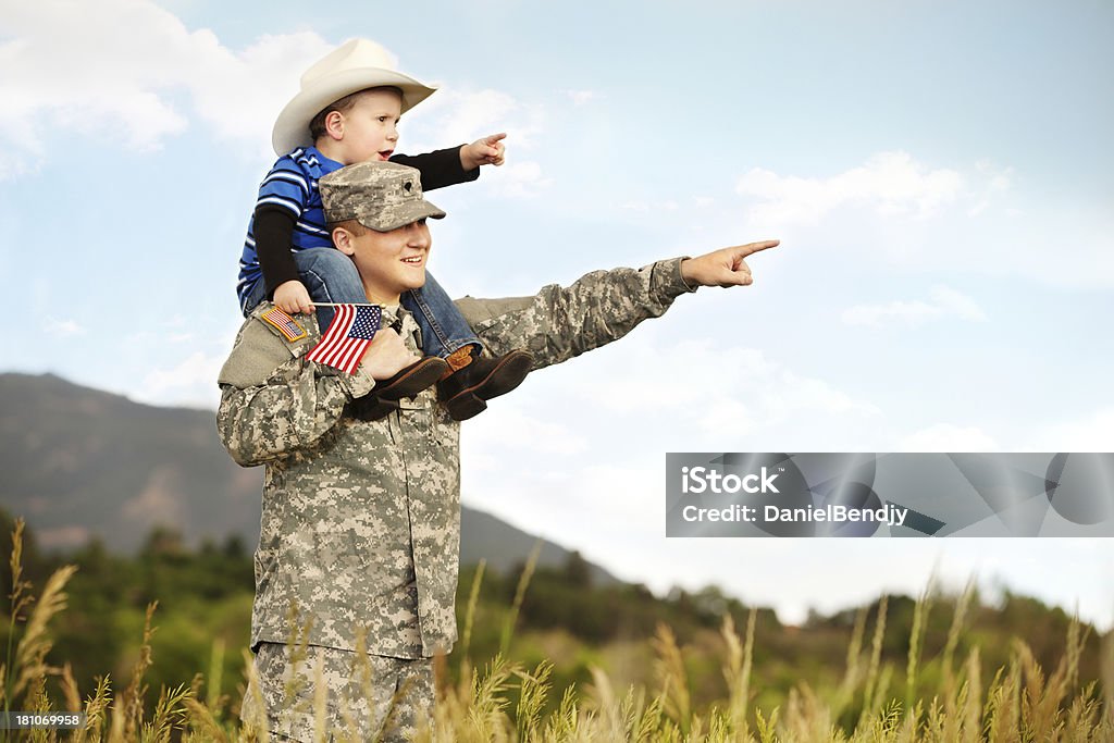 Реальное американских солдат & сына на открытом воздухе - Стоковые фото Военное дело роялти-фри