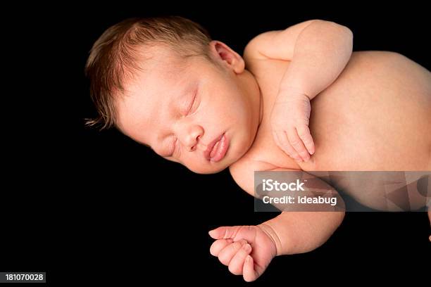 Schlafen Neugeborene Mit Schwarzem Hintergrund Stockfoto und mehr Bilder von 0-1 Monat - 0-1 Monat, 0-11 Monate, Abgeschiedenheit