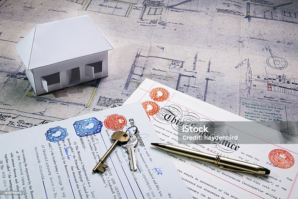 Proprietà e mutui ipotecari fatti sedersi su piani - Foto stock royalty-free di Atto
