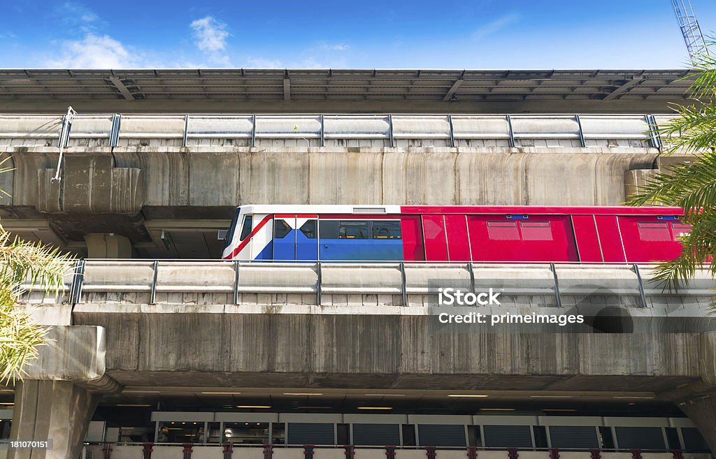 Sistema de trenes Skytrain en la estación BTS en Bangkok - Foto de stock de Cable libre de derechos