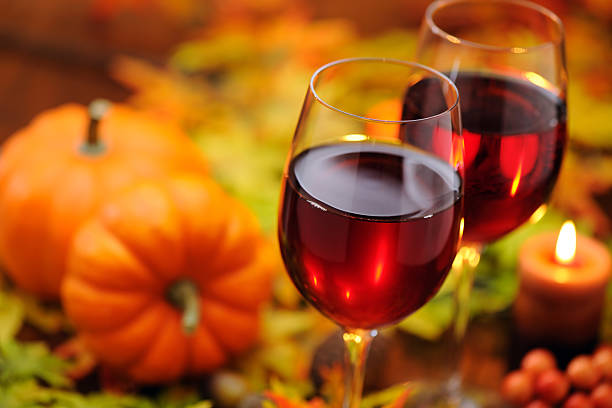 Vino rosso con decorazione autunno - foto stock